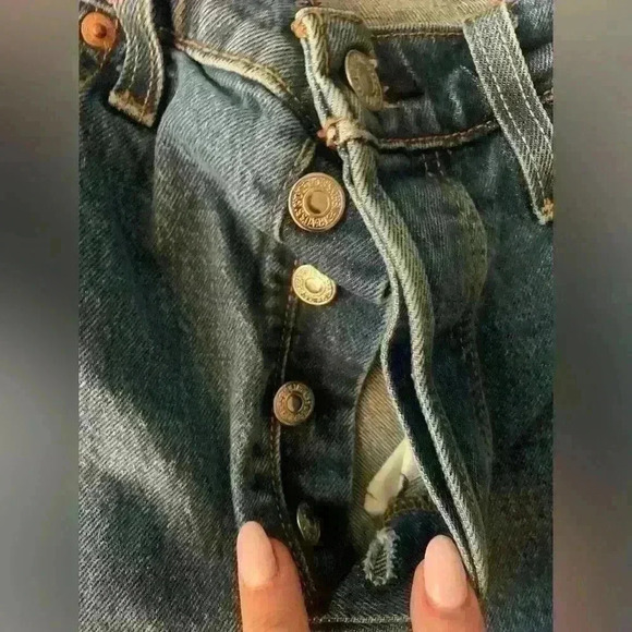 Levi’s 501 woman’s daisy duke style denim shorts size 30 - Picture 4 of 9